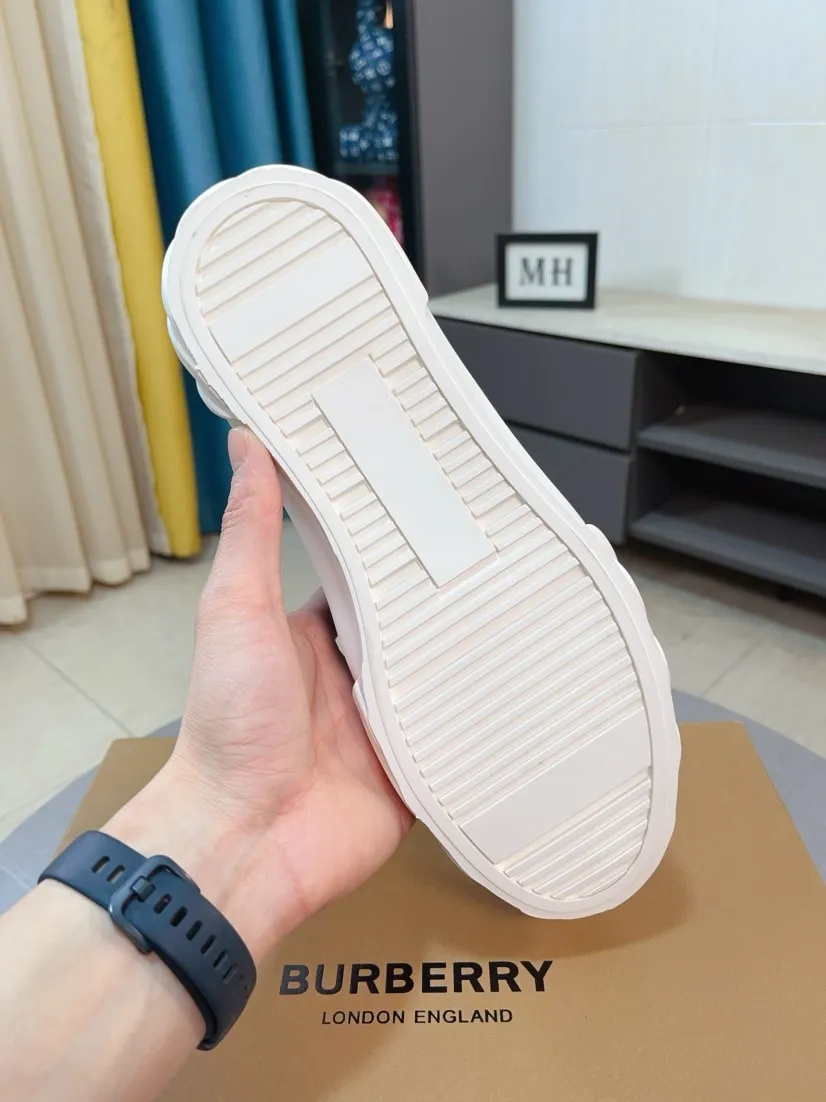 Men's shoes💰440🌹🌹"burberry" Burberry high-top original brand imported from Italy, selected cowhide with electric embroidered logo➕Genuine leather, breathable and comfortable (refuses to discolor and grind feet) Sole: non-slip rubber outsole, original quality, super comfortable Korean style shoes🏃 Men's shoe size: 38-44,